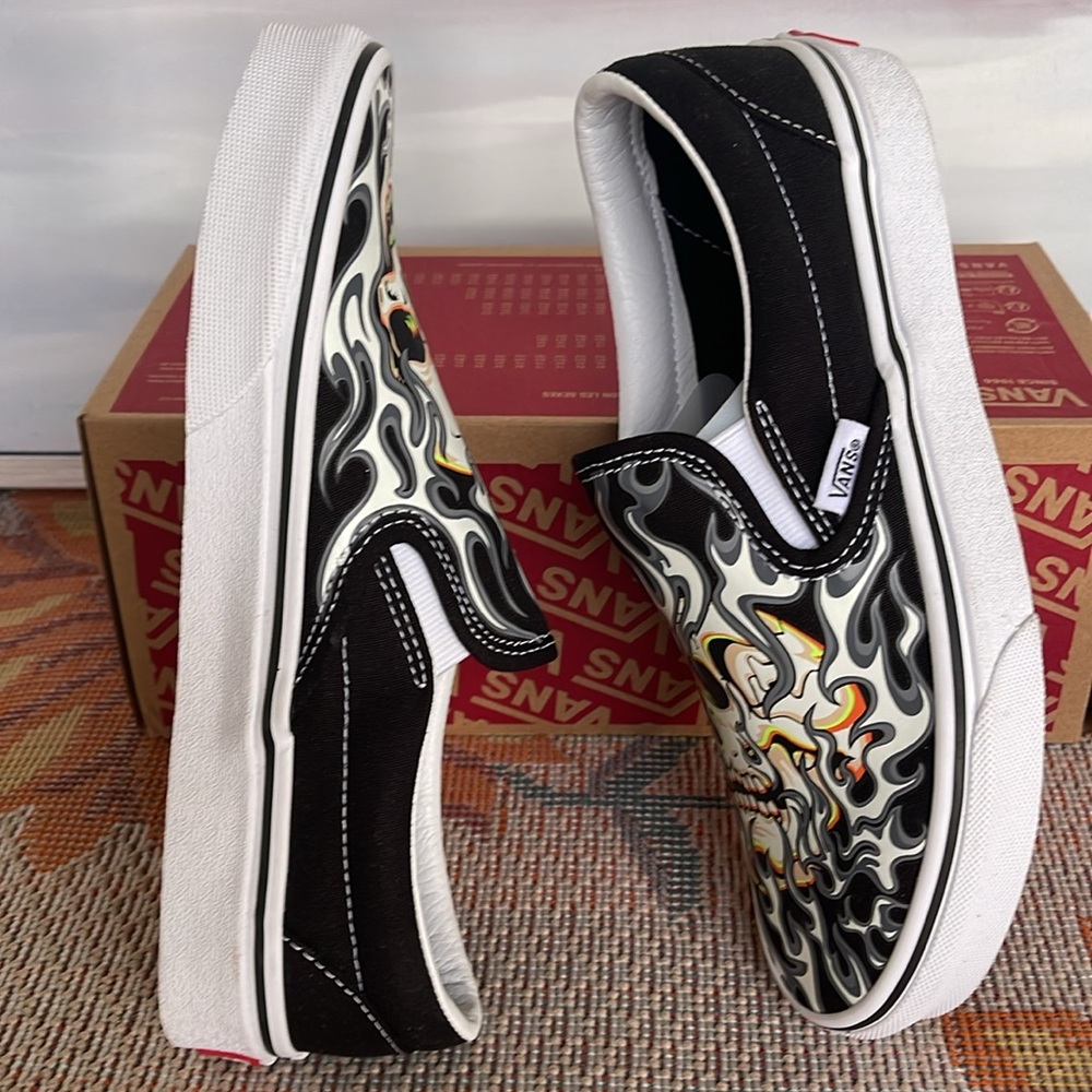 Vans Men’s Classic Slip-On
Flame Skull Black/True White 
VN0009Q7BMX
Sneakers - Picture 12 of 16